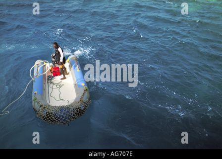 Ägypten Rotes Meer Gotta Sataya Soraya Riff eine aufblasbare Boot von oben in der Nähe von einem Riff versucht, ein Taucher Kreuzfahrt-Boot festmachen Stockfoto