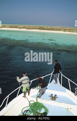 Ägypten Rotes Meer Siyul Island zwei Matrosen bei der Arbeit auf dem Bug mit Seilen, die Taucher Moor Kreuzfahrtschiff Stockfoto