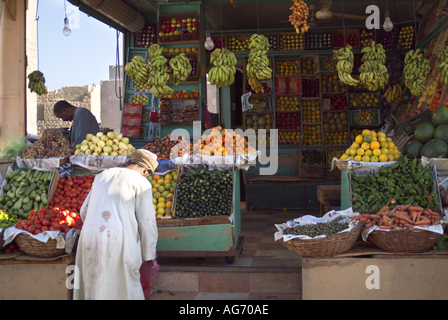 Ägypten Rotes Meer Quoseir Dorf Männer an eine Frucht Stall Stockfoto