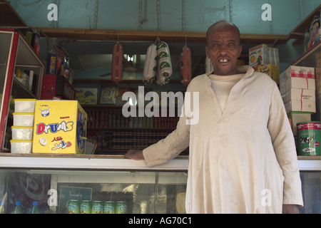 Porträt von einem Ladenbesitzer in seinem Lebensmittelladen, Al-Qusair, Ägypten. Stockfoto