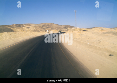 Ägypten Rotes Meer zwischen Quoseir und Marsa Alam auf einer leeren Autobahn In der Wüste Stockfoto