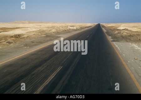 Ägypten Rotes Meer zwischen Quoseir und Marsa Alam - auf einer langen geraden leeren Autobahn In der Wüste Stockfoto