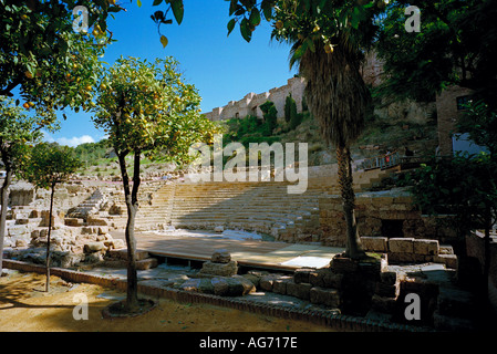 Das römische Amphitheater ausgegraben im Jahre 1951 mit der maurischen Alcazaba in der Hintergrund-Malaga, Andalusien, Spanien Stockfoto