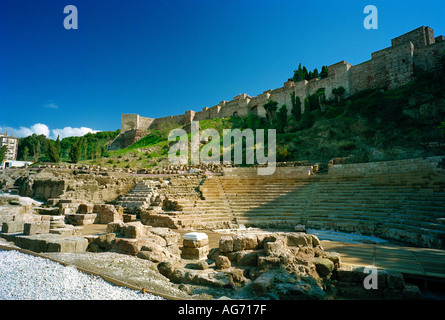 Das römische Amphitheater ausgegraben im Jahre 1951 mit der maurischen Alcazaba in den Hintergrund-Malaga, Andalusien, Andalucia, Spanien Stockfoto