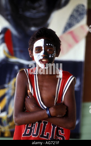 junge Aborigines in Chicago Bulls Shirt und Gesicht malen Wooribinda Queensland Australien 1833 Stockfoto