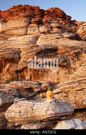 Ein Besucher Herr genießt die Calico Hills im Red Rock Canyon Las Vegas Nevada Modell veröffentlicht Stockfoto