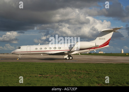 Gulfstream V Executive Jet-Flugzeug auf dem Boden geparkt Stockfoto