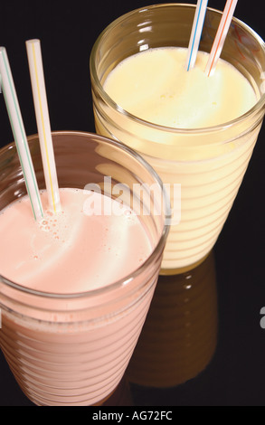 Nahaufnahme von zwei frisch zubereiteten Smoothie-Getränken Stockfoto