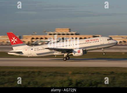 Air Malta Airbus A320 ausziehen aus Malta bei Sonnenuntergang. Foto geschwenkt für Hintergrund verschwimmen. Stockfoto