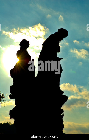 Statue des Heiligen Ivo auf der Karlsbrücke in Prag Tschechien Mitteleuropa Stockfoto