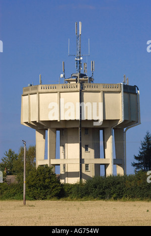 Wasserturm in Suffolk mit Handy-Mast Antennen ausgestattet Stockfoto