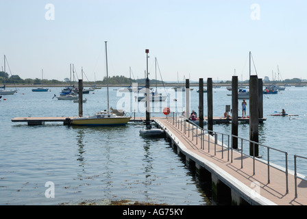 Familiengruppe auf Ponton Emsworth Hafen Stockfoto