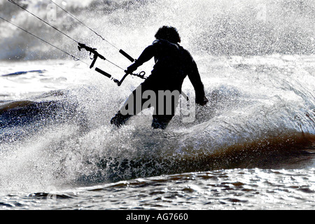 Kitesurfer springen über "Wellenlinien" Compton Bucht Isle Of Wight England UK Stockfoto