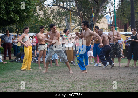 Zwei Männer, die Durchführung von Capoeira Stockfoto