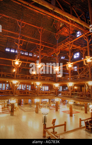 Das Innere des historischen Old Faithful Inn, Yellowstone Nationalpark, Wyoming Stockfoto