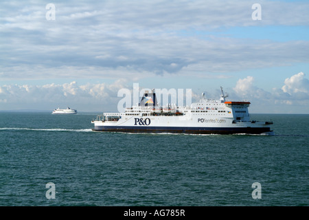 Ärmelkanal England UK A PO Fähren RoRo Cross Channel Ferry im Gange die Fähre stolz von Burgund Stockfoto