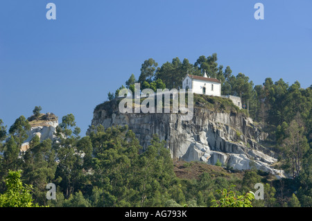 Die Costa Verde, Portugal Minho District, in der Nähe von Braga, kleine Kapelle oberhalb der Stadt von Amares Stockfoto