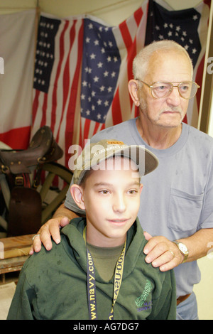 Alabama Madison County, Huntsville, Veterans Memorial Museum, Geschichte, Militär, Flaggen, junge Jungen, Junge, Junge, Kind, Kinder, Großvater, Vater, Besuch Stockfoto