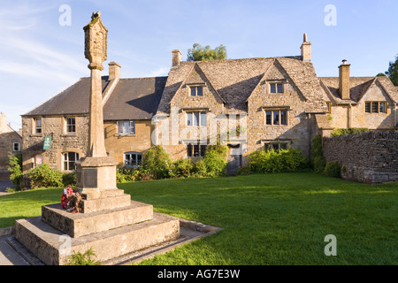 Am Abend Sonnenlicht auf Steinhütten in Cotswold Dorf des Guiting Power, Gloucestershire Stockfoto