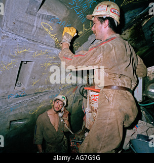 Französischer Mineure melden Sie ihren Namen auf dem letzten Ring Betonsegmenten kurz vor der historischen Eurotunnel-Durchbruch. Stockfoto