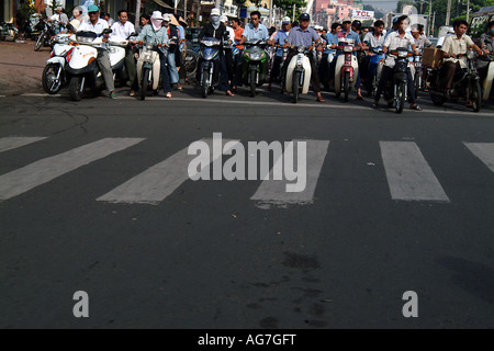 Pendler warten an der Ampel in Ho Chi Minh Stadt, Vietnam. Stockfoto