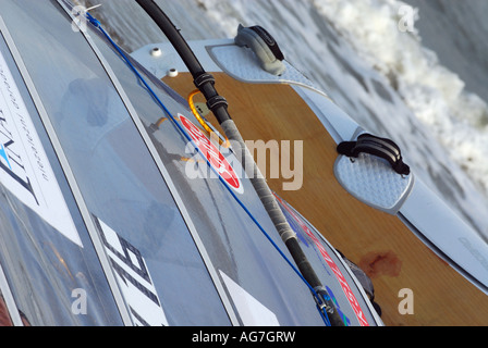 Windsurfer-Board und Segel-Lyying am Strand von San unten auf der Isle Of wight Stockfoto