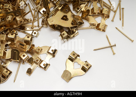 Eine Mischung aus "picture Haken" Kleiderbügel und pins Stockfoto