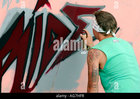 Jugend jungen Mann Graffiti Künstler Malerei an der Wand Stockfoto