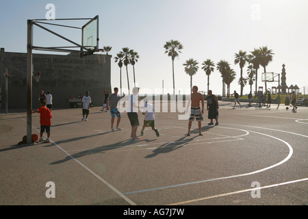 Basketball-Spieler spielen holen am Venice Beach Gerichte, Venice Beach, Kalifornien Vereinigte Staaten von Amerika Nicht-Modell veröffentlicht Stockfoto