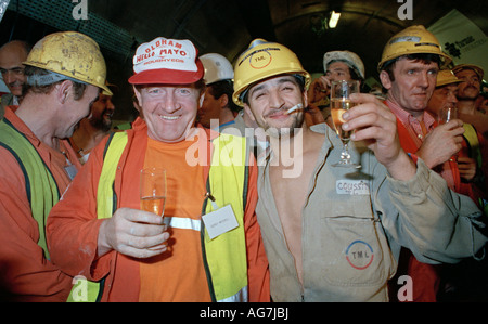 Britischen und französischen Ärmelkanal-Tunnel Ingenieure und Arbeiter nach dem historischen Unterwasser Service Tunnel Durchbruch Event zu feiern. Stockfoto