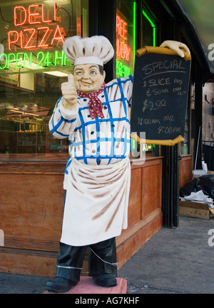 Einem Augenzwinkern Koch vor einer Pizzeria in New York City Stockfoto