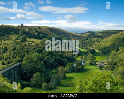 Monsal dale, River Wye im Peak District National Park Derbyshire England Großbritannien, Englische malerische Kalkstein-Flusslandschaft britische Landschaft Stockfoto