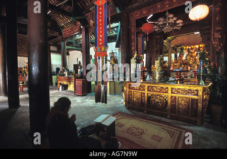 Vietnam Hanoi Frau anbeten in Tay Ho Pagode Stockfoto