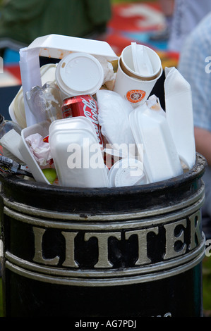 leere stillgelegten wegnehmen Kartons Kaffee Tassen und alkoholfreie Getränke-Dosen aufgestapelt auf Abfallbehälter bis zum Überlaufen in öffentlichen park Stockfoto