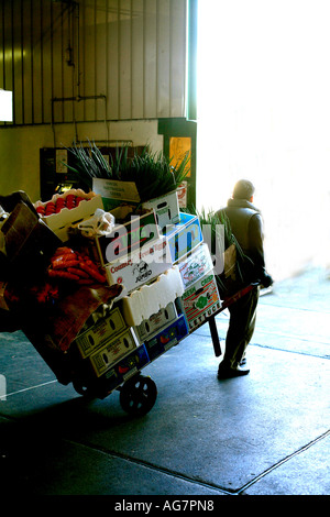 Ein Kreditor Räder Handlaufkatze Obst Gemüse in Flemington Markt in Sydney Australia Stockfoto