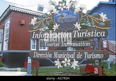 Sehenswürdigkeiten, die darauf abzielen, Antarktis Kreuzfahrt-Passagiere im Boom Town Hafen von Ushuaia, Argentinien, Südamerika Stockfoto