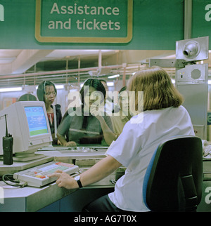 Londoner U-Bahn Passagier kauft ein Ticket.  Die Londoner "Tube" ist die weltweit älteste und teuerste u-Bahn. Stockfoto