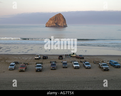 Ein Blick auf die Pacific City Dory fishing fleet Start vom Strand in Pacific City Stockfoto