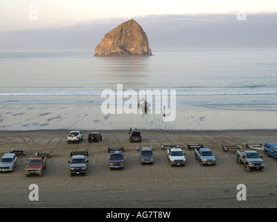 Ein Blick auf die Pacific City Dory fishing fleet Start vom Strand in Pacific City Stockfoto