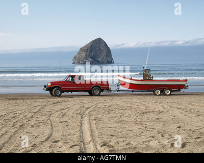 Ein Blick auf die Pacific City Dory fishing fleet Start vom Strand in Pacific City Stockfoto