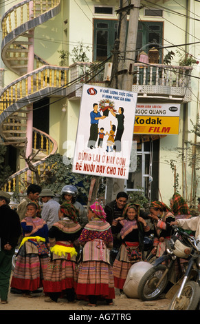 Vietnam Bac Ha Leute der Flower Hmong Hill Tribe gonna Markt und Plakat der Familienplanung Stockfoto