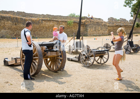 Touristen fotografieren eine Momentaufnahme zwischen alten Kanonen im Inneren der Festung Akkerman / Ukraine Stockfoto