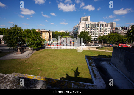 Die Aussicht von der Wellington Arch am Hyde Park Corner in London UK Towrads Park Lane und Apsley House Stockfoto