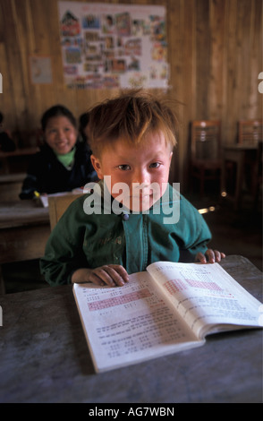 Vietnam Sapa Kinder von Black Hmong Hill Tribe im Klassenzimmer Stockfoto
