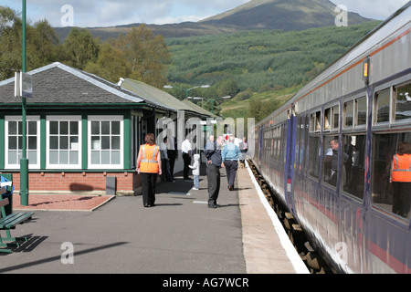 Die Plattform in Crianlarich Bahnhof mit Stob Binnein Hintergrund Perthshire Schottland Zug warten nach Glasgow fahren Stockfoto