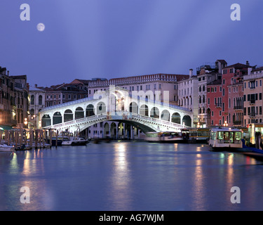 IT - Venedig: Rialto-Brücke bei Nacht Stockfoto