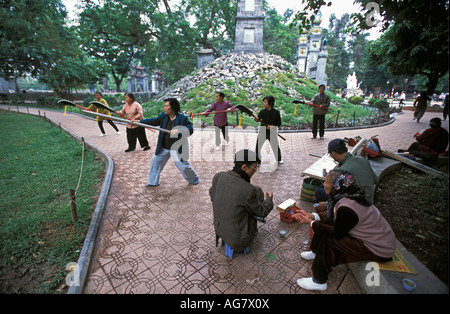 Vietnam Hanoi Frauen Tai chi Stockfoto