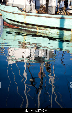 Reflexionen von einem kleinen Fischerboot in Santa Barbara, Kalifornien Stockfoto