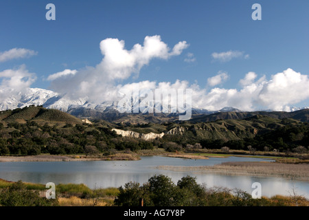 Blick auf Lake Cachuma mit Schnee bedeckt Berge in der Ferne, der größte Stausee Santa Barbara County. Stockfoto