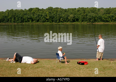 Alabama Marengo County, Demopolis, Tombigbee River Water Boy Jungen, männlich Kind Kinder Kind Kinder Jugendliche Jugendliche Jugendliche Angeln, Besucher reisen Stockfoto